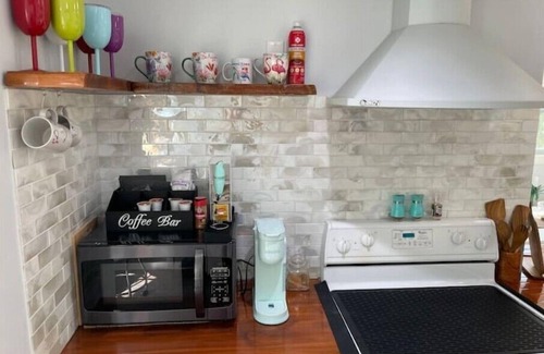 Delray Beach Cabaña | Charming cottage, fast WIFI, dog OK, Fenced & Gated, walk to Ave, 8 min to beach