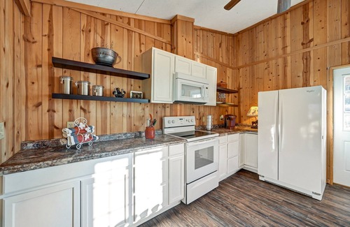 Petaluma Cabaña | Charming cottage in Petaluma, outside historic downtown 9 acres with great views