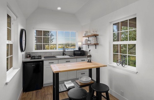 Poulsbo Cabaña | Charming Cottage in Serene Poulsbo with WiFi access