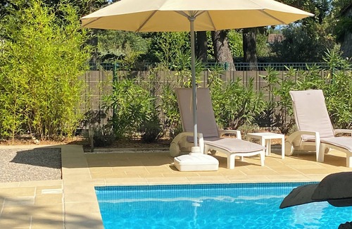 Fayence Cabaña | Encantadora casa de campo en un entorno de bosque sereno, aire acondicionado, wifi
