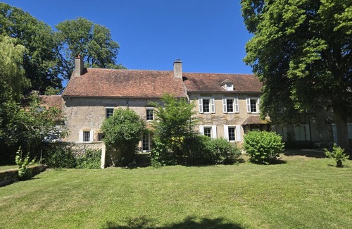 Souvigny Cabaña | Charming Cottage in Souvigny, Private Garden, Pet Friendly