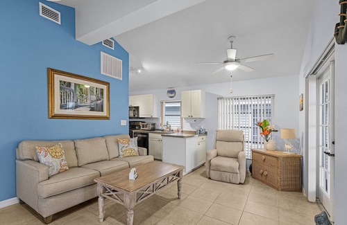 Matlacha Condominio | Charming Cottage in the Heart of Matlacha – Walk to Shops & Bay Views!