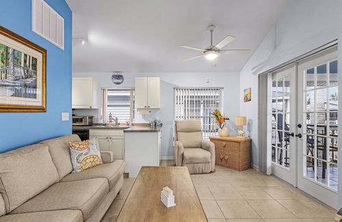 Matlacha Condominio | Charming Cottage in the Heart of Matlacha – Walk to Shops & Bay Views!