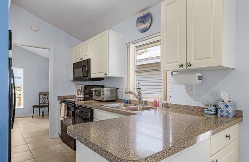 Matlacha Condominio | Charming Cottage in the Heart of Matlacha – Walk to Shops & Bay Views!