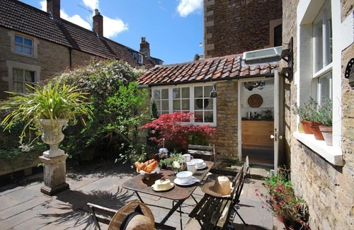 Frome Casa | Charming Cottage in the Heart of Frome with parking