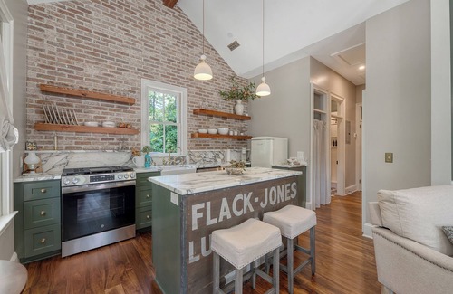 Summerville Historic District Cabaña | Charming cottage in downtown historic Summerville