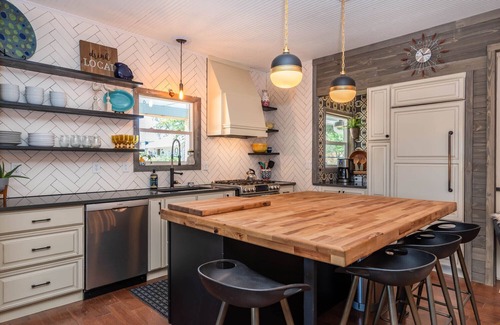 Louisville Casa | Charming cottage located in historic downtown Louisville.
