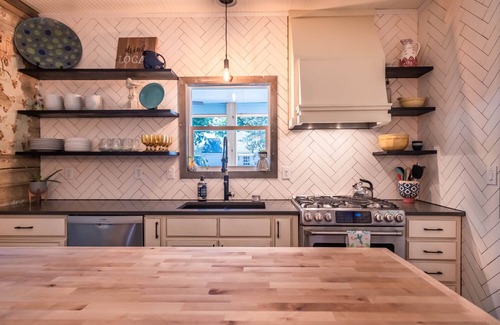 Louisville Casa | Charming cottage located in historic downtown Louisville.