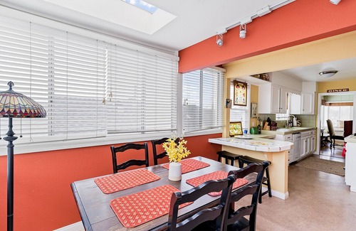 South Laguna Casa | Charming cottage near beach with ocean views, patio, fireplace, washer/dryer