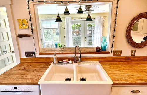 Southeastern Sacramento Casa | Charming Cottage Near Downtown Sac with Office & 5 Star Home