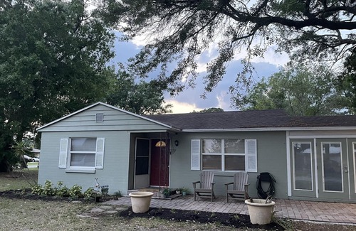 Historic Downtown Kissimmee Casa | Charming cottage near the lakefront in Kissimmee. walking to downtown amenities.