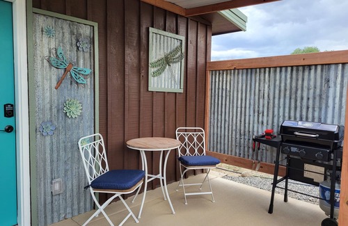 Clifton Cabaña | Charming cottage near wineries, hiking, biking and rafting - pet friendly!