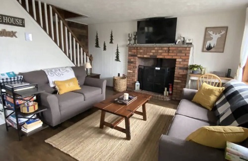 Long Pond Cabaña | Charming Cottage on a hill by Camelback and Kalahari