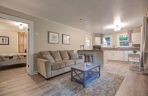 Pleasant Valley Casa | Charming Cottage - park like setting