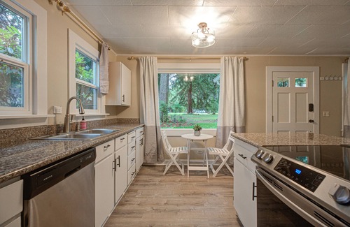 Pleasant Valley Casa | Charming Cottage - park like setting