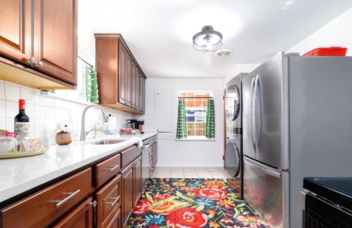 Port Angeles Cabaña | Charming Cottage Retreat - with Hot Tub, Sauna & 5 min walk to town!