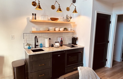 Gatlinburg - Pigeon Forge Cabaña | Charming Cottage Retreat - Last Minute Deals!