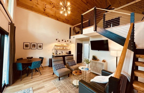 Gatlinburg - Pigeon Forge Cabaña | Charming Cottage Retreat - Last Minute Deals!