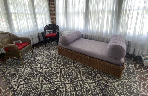 Red Bank Casa | Charming Cottage, Red Bank TN