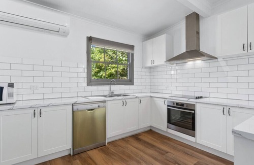 Golden Point Casa | Charming Cottage-Stylish Haven!