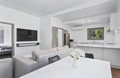 Golden Point Casa | Charming Cottage-Stylish Haven!