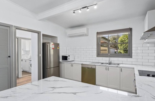 Golden Point Casa | Charming Cottage-Stylish Haven!