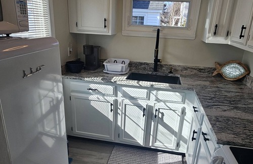 Pine Point Casa | Charming Cottage Steps to Pine Point Bch - 1 mile OOB outside Scarborough w/ AC