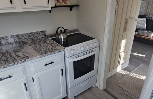 Pine Point Casa | Charming Cottage Steps to Pine Point Bch - 1 mile OOB outside Scarborough w/ AC