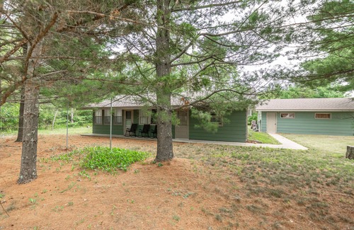 Arkdale Casa | CHARMING COTTAGE STEPS FROM CASTLE ROCK LAKE - PET FRIENDLY