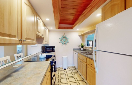 Naples Park Cabaña | Charming Cottage Steps from Beach - Dog-Friendly with Bikes & Beach Gear