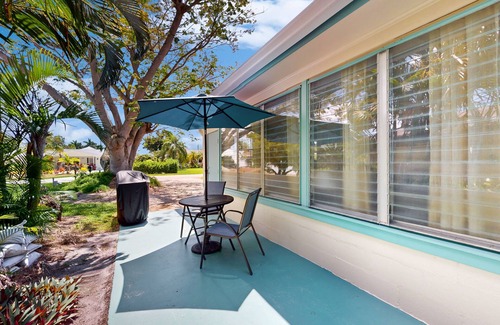 Naples Park Cabaña | Charming Cottage Steps from Beach - Dog-Friendly with Bikes & Beach Gear