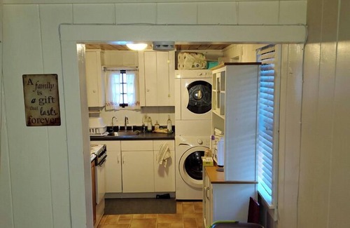 Raymond Cabaña | Charming Cottage w/ Water Access on Crescent Lake - Perfect Couple’s Getaway!