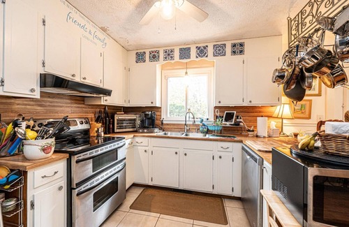 Hickory Casa | Charming Cottage- Walk to LRU