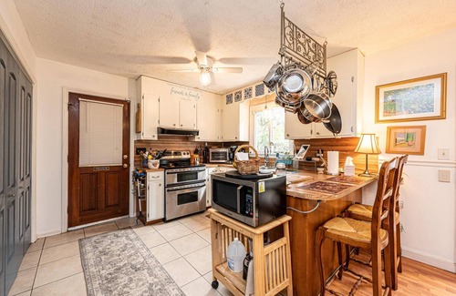 Hickory Casa | Charming Cottage- Walk to LRU