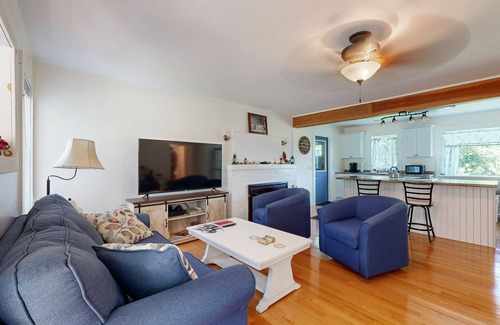 Ellsworth Cabaña | Charming Cottage with Cozy Comfort and Easy Access to Outdoor Adventures
