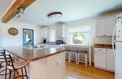 Ellsworth Cabaña | Charming Cottage with Cozy Comfort and Easy Access to Outdoor Adventures