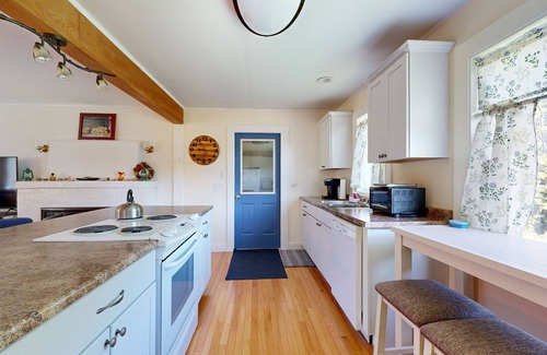 Ellsworth Cabaña | Charming Cottage with Cozy Comfort and Easy Access to Outdoor Adventures