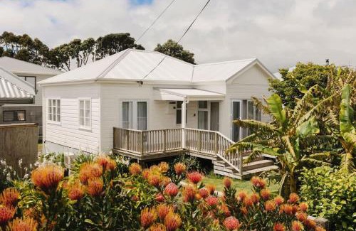 New Plymouth Casa | Charming Cottage - with deck & beach access