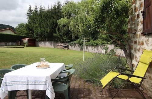 Lantriac Cabaña | Alquiler vacacional acogedor con terraza, juegos para niños y vistas a los montes Mezenc y Meygal