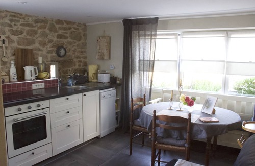 Poulgoazec Casa | Charming maisonette with sea view