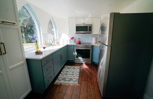 Silverton Cabaña | Charming Cottage with Hot Tub – Minutes from Silver Falls State Park