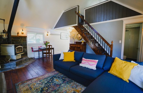 Silverton Cabaña | Charming Cottage with Hot Tub – Minutes from Silver Falls State Park
