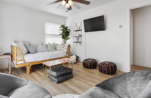 Tulare Cabaña | Charming Cottage with Wi-Fi + Hot Tub