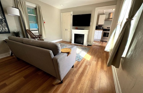Greenfield Apartamento | Charming Country-Chic 1BR in Greenfield – King Bed, Rain Shower, Near Berkshires