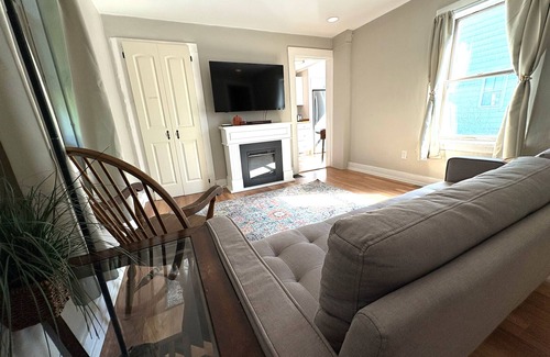 Greenfield Apartamento | Charming Country-Chic 1BR in Greenfield – King Bed, Rain Shower, Near Berkshires