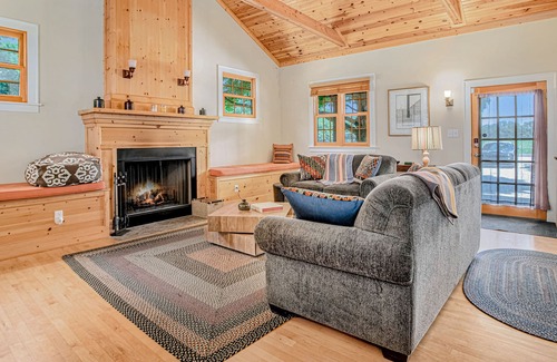 Three Oaks Cabaña | Charming country cottage with screened porch, large yard, fireplace, & WiFi