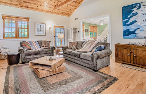 Three Oaks Cabaña | Charming country cottage with screened porch, large yard, fireplace, & WiFi