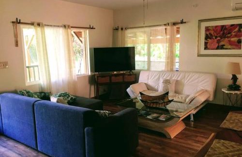 Makaha Casa | Charming Country Cottage just a few steps from the beach!