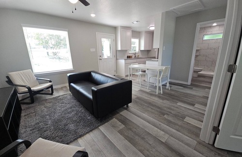Leon Junction Casa | Charming Country Cottage on 1 acre in the City. 2-bdrm 1 ba
