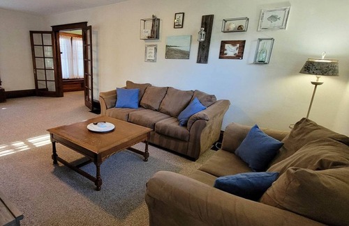Celoron Casa | Charming Country home near the lake